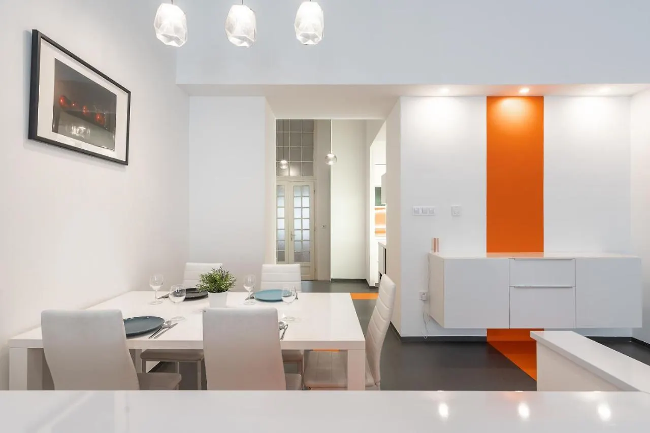 Apartment Bright Two-Bedroom Home By The New York Palace Budapest