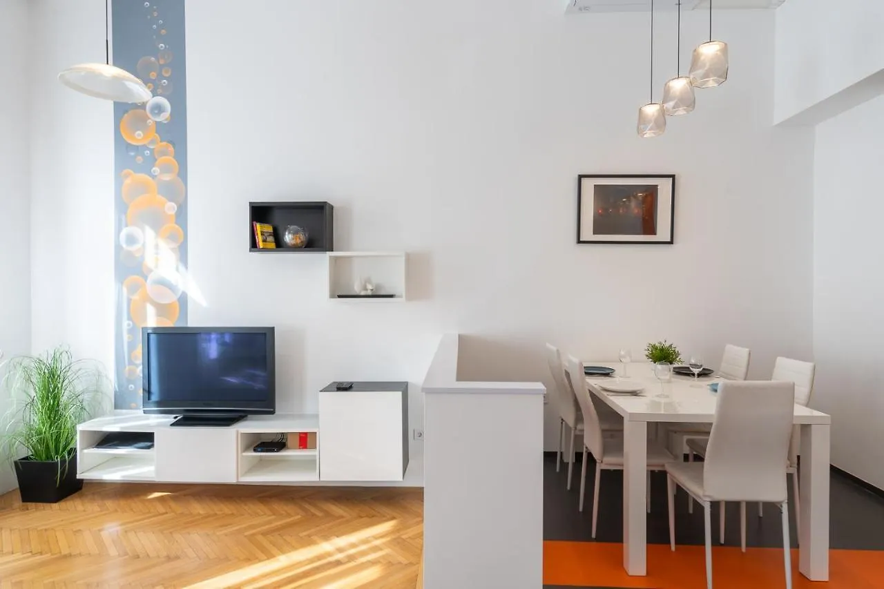 Bright Two-Bedroom Home By The New York Palace Будапешт 0*,  Венгрия