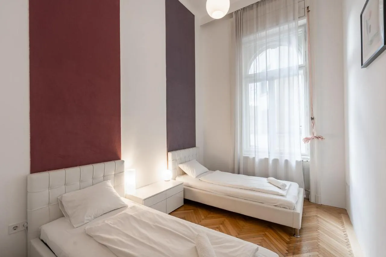 Bright Two-Bedroom Home By The New York Palace Budapest 0*,